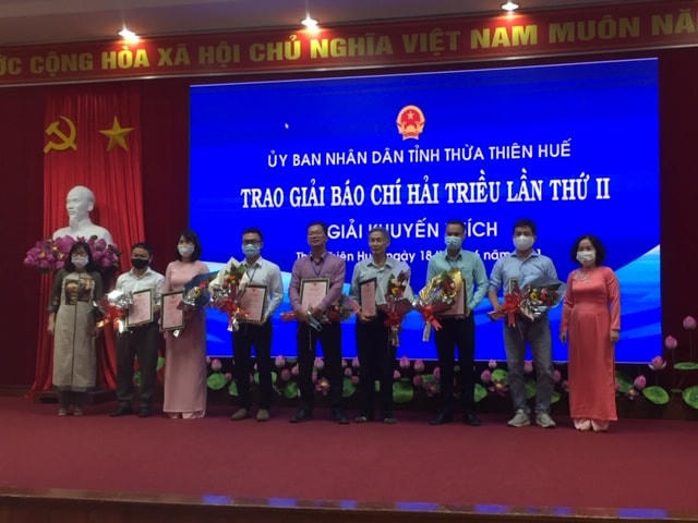 Chủ tịch UBND và Phó Chủ tịch HĐND Thừa Thiên-Huế trao giải nhất cho nhóm tác giả.
