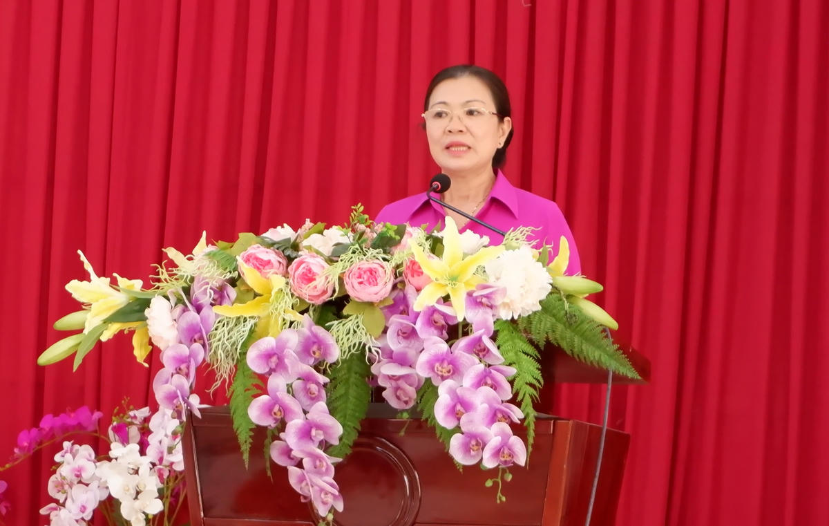 Phó Chủ tịch UBTƯ MTTQ Việt Nam Trương Thị Ngọc Ánh trình bày chương trình hành động tại buổi tiếp xúc cử tri.