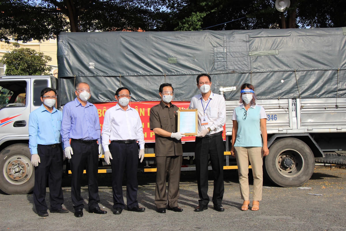 Đại diện Ủy ban MTTQ Việt Nam TP.HCM Nguyễn Thành Trung nhận hỗ trợ hàng hóa từ lãnh đạo tỉnh An Giang.