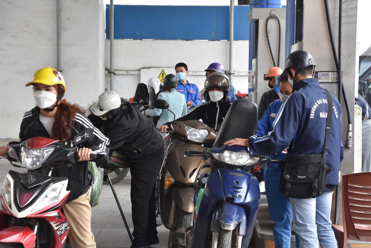 Tại cửa hàng xăng dầu Cầu Diễn (đường Cầu Diễn), người dân cũng phải xếp hàng và đợi chờ từ 15-20 phút mới đến lượt đổ xăng. 