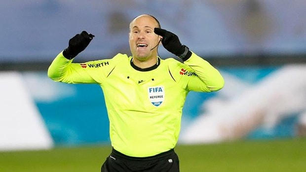 Mateu Lahoz dính chấn thương nên không thể điều khiển trận Real-Barcelona. (Nguồn: Marca).