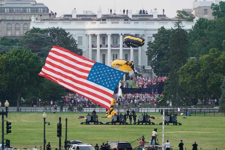 Lực lượng nhảy dù Golden Knights (Những kỵ sĩ Vàng) của Lục quân Mỹ hạ cánh ở Công viên Ellipse cùng với lá cờ Mỹ tung bay trong ngày 4/7.  