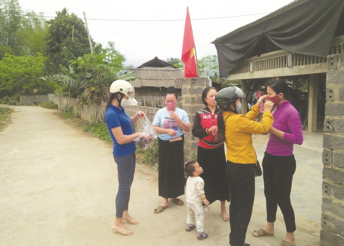 Người dân tỉnh Yên Bái nêu cao tinh thần tự giác trong phòng, chống dịch Covid-19Ảnh: Hoàng Quý.