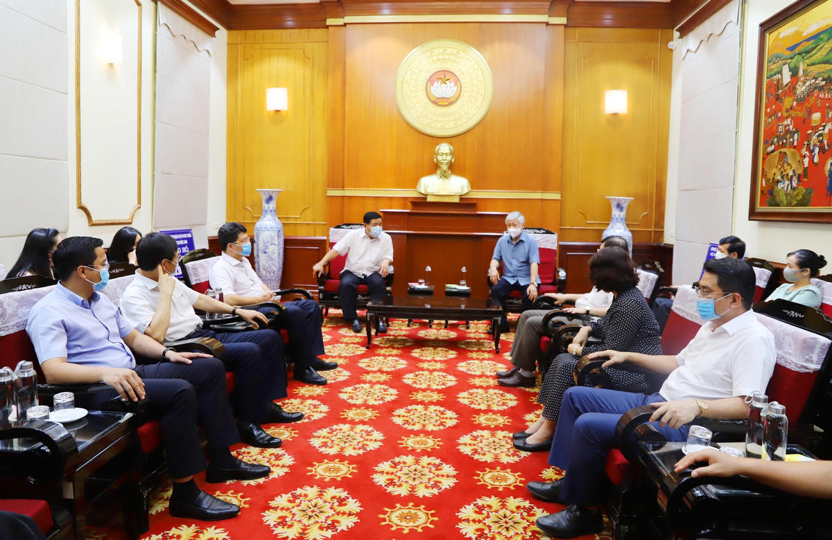 Quang cảnh buổi tiếp nhận. 