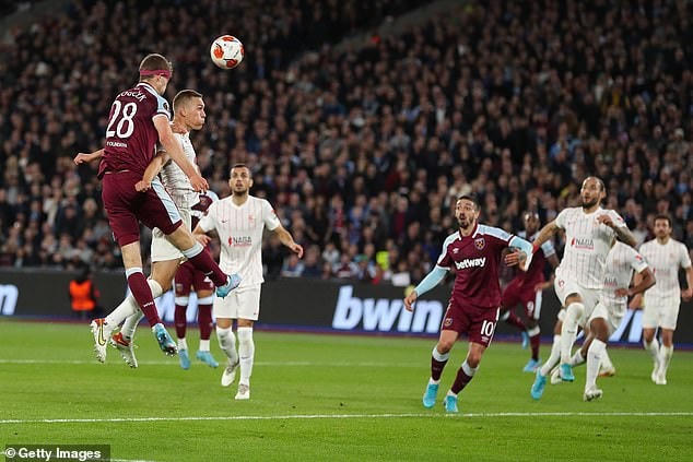 West Ham đã có được điều mình cần ở phút 39, Antonio là người đã có đường chuyền quyết định để Tomas Soucek ghi bàn mở tỷ số cho đội chủ nhà West Ham.