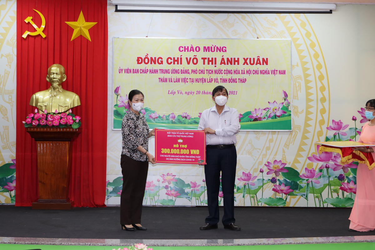 Phó Chủ tịch UBTƯ MTTQ Việt Nam Trương Thị Ngọc Ánh trao 300 triệu đồng tặng tỉnh Đồng Tháp.