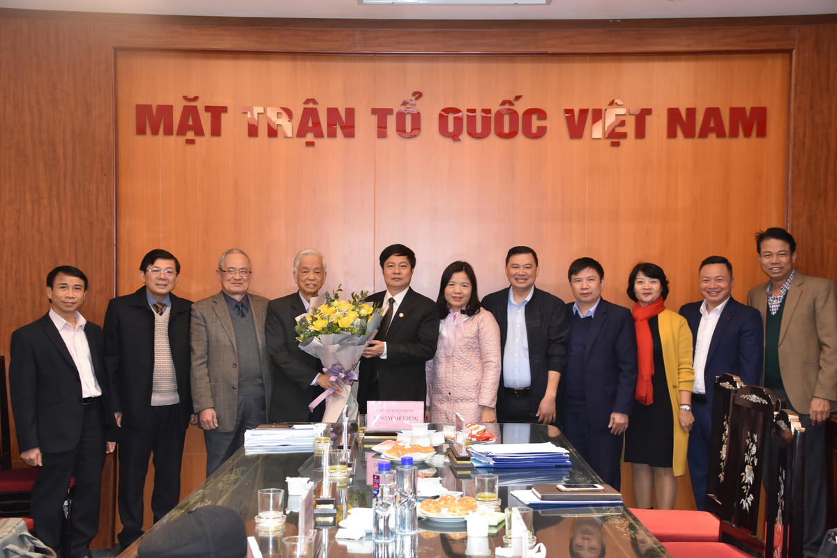 Các đại biểu chụp ảnh lưu niệm.