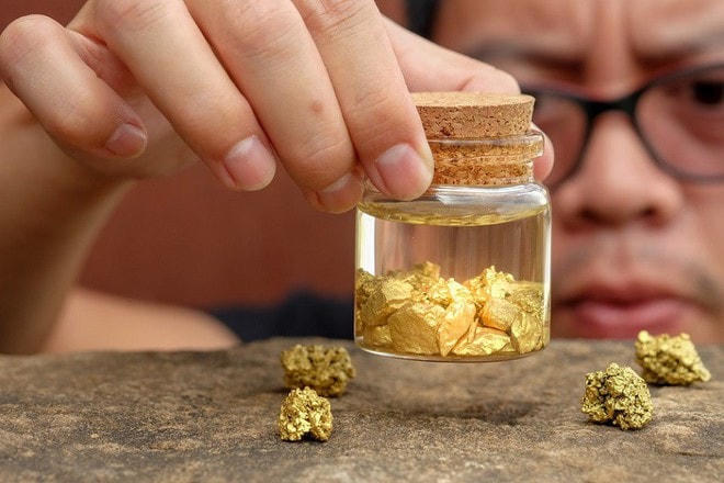 Giá vàng trên đà 'lấn tới', nên mua hay bán?