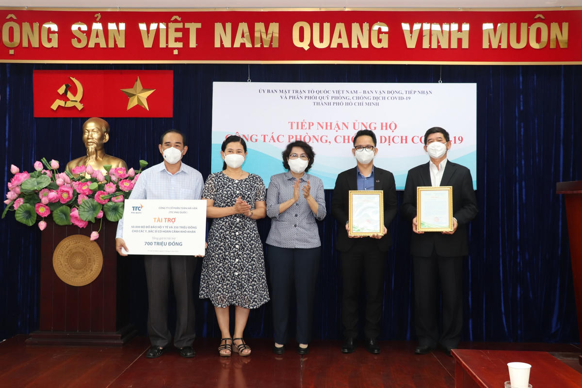 Đại diện Ủy ban MTTQ Việt Nam TP HCM tiếp nhận ủng hộ từ các nhà tài trợ.
