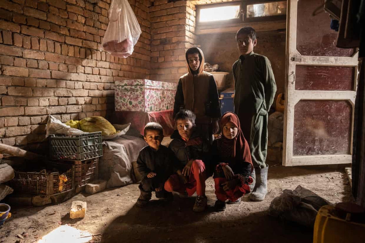 Những đứa trẻ phải sống trong điều kiện thiếu thốn. Ảnh: The Guardian.