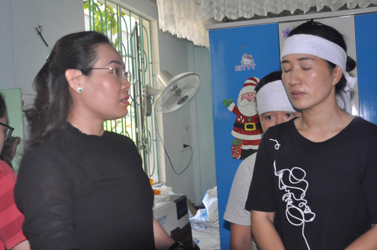 Bà Phạm Thị Hân, Chủ tịch Ủy ban MTTQ Việt Nam tỉnh Quảng Bình đến động viên, thăm hỏi gia đình bị nạn.