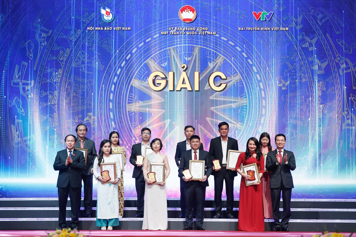 Bộ trưởng Bộ Thông tin và Truyền thông Nguyễn Mạnh Hùng, Phó Chủ tịch - Tổng Thư ký UBTƯ MTTQ Việt Nam Lê Tiến Châu trao giải C cho các tác giả.