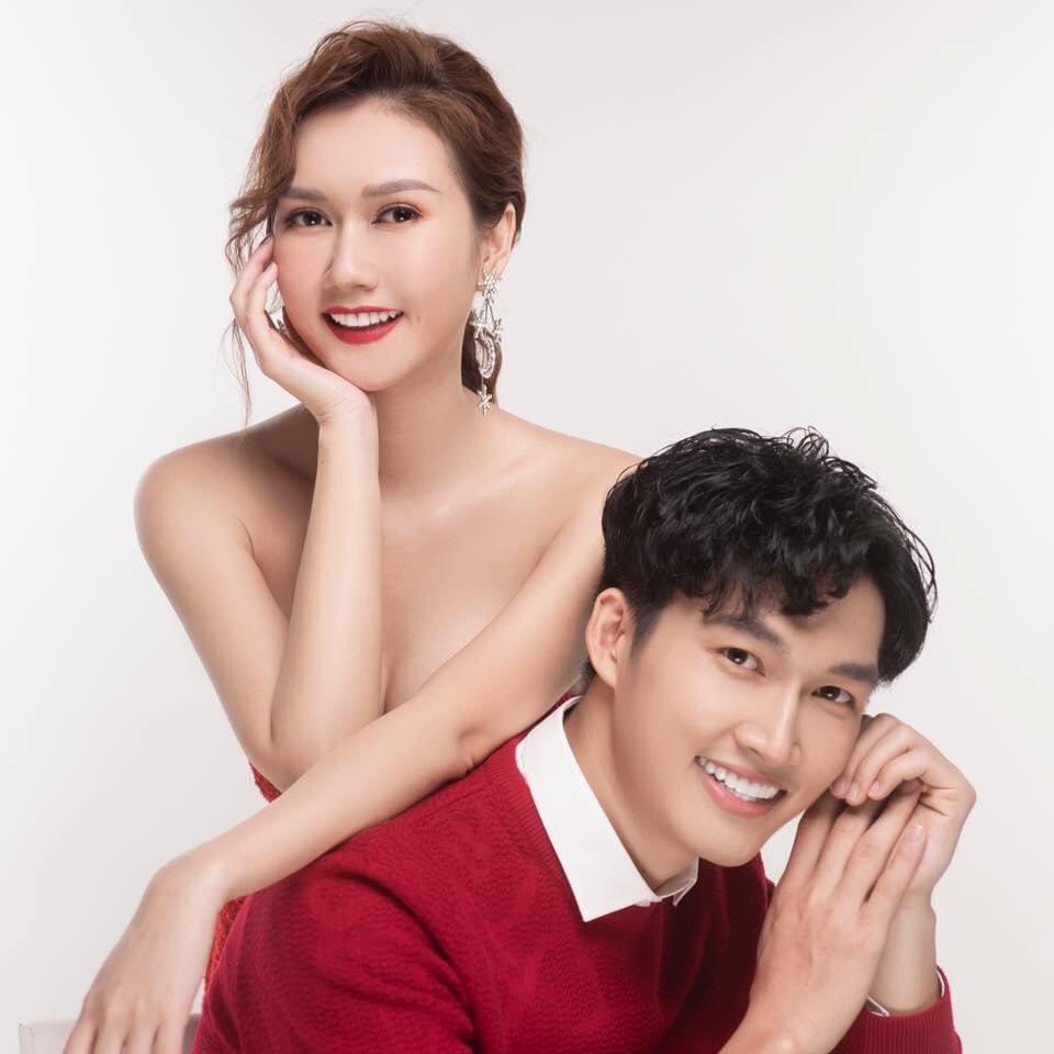 Họ thường xuyên phối đồ đôi, những outfit bắt mắt nhận nhiều lời khen từ người hâm mộ vì vừa tôn lên vẻ đẹp trẻ trung lại vừa toát lên sự thanh lịch.