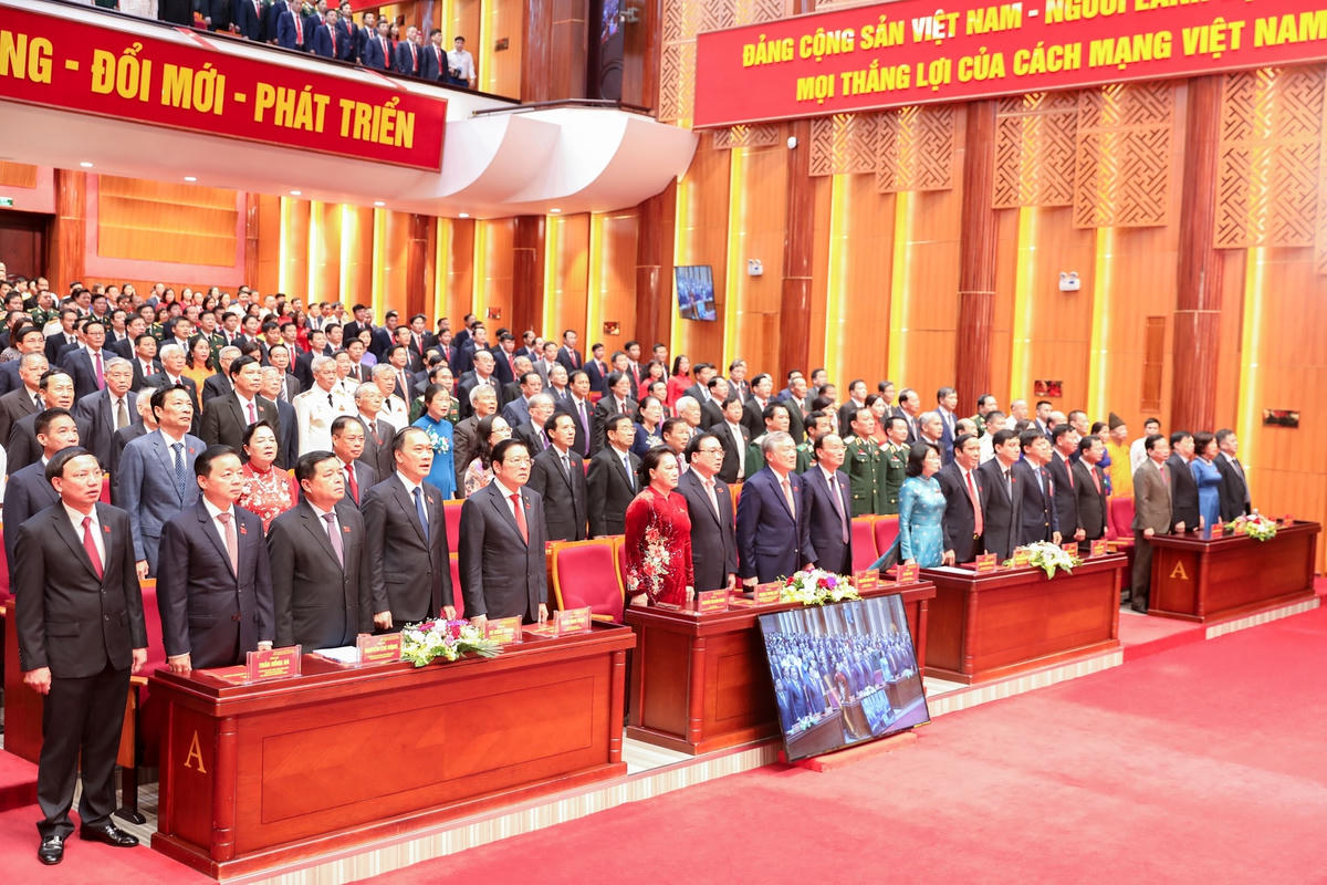 Chủ tịch Quốc hội Nguyễn Thị Kim Ngân và các đại biểu thực hiện nghi lễ chào cờ.
