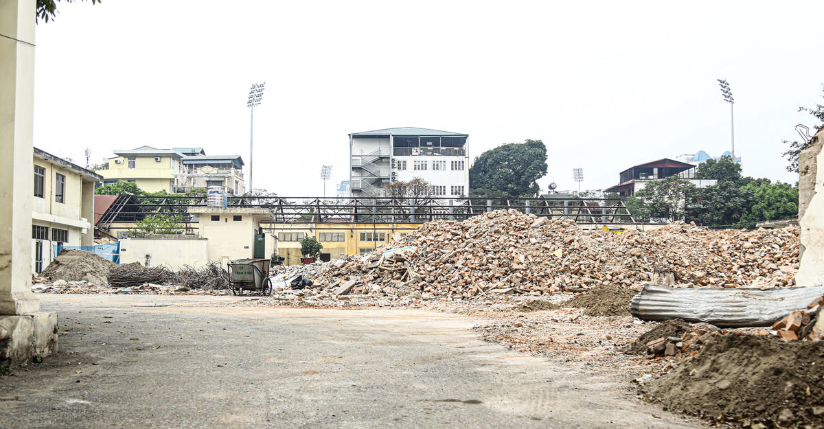 Theo ghi nhận của Đại Đoàn Kết Online, bên trong công trình phá dỡ 61 Trần Phú có diện tích hơn 9.000 m2 đang được phá bỏ để xây dựng dự án mới. Công trình hàng trăm năm tuổi giờ chỉ còn đống gạch đá ngổn ngang.