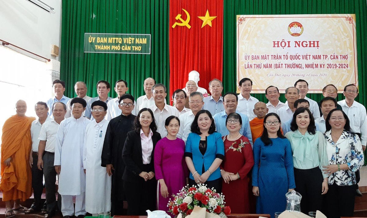 Các đại biểu chụp ảnh lưu niệm.