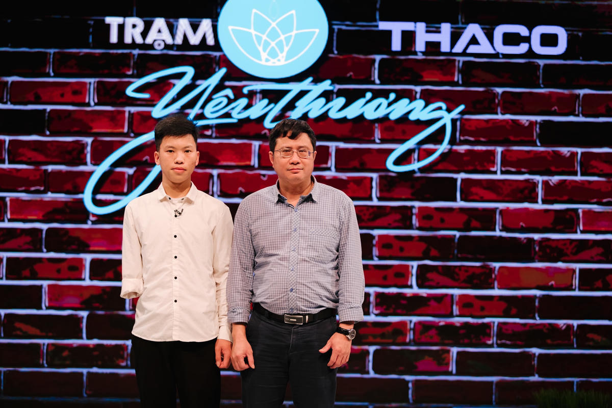 Lý Dào Quyên chụp ảnh lưu niệm cùng TS Bàn Tuấn Năng.