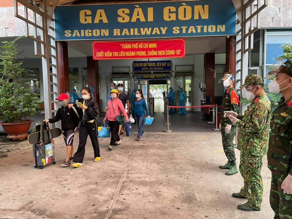 Hành khách làm thủ tục lên tàu ở ga Sài Gòn.