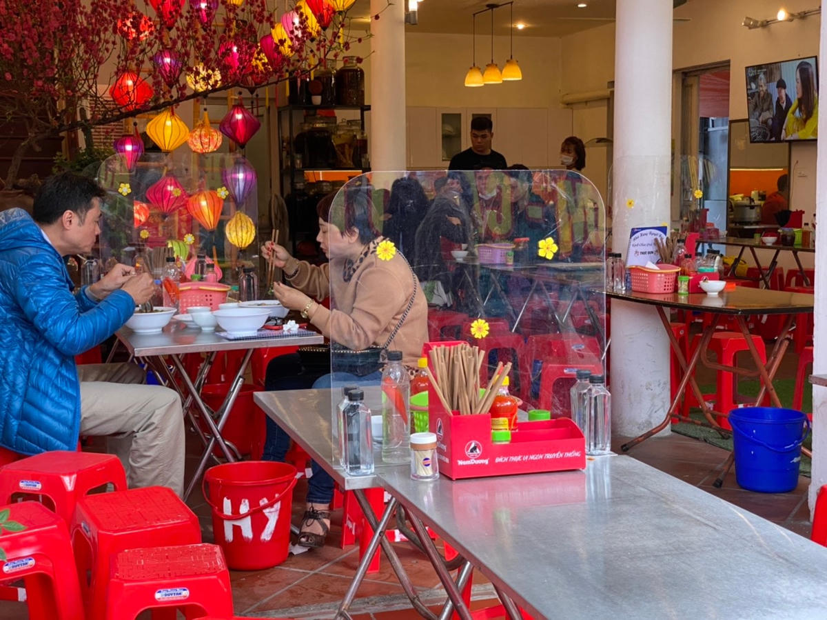 [ẢNH] Mùng 1 Tết, người dân nườm nượp đi lễ Phủ Tây Hồ