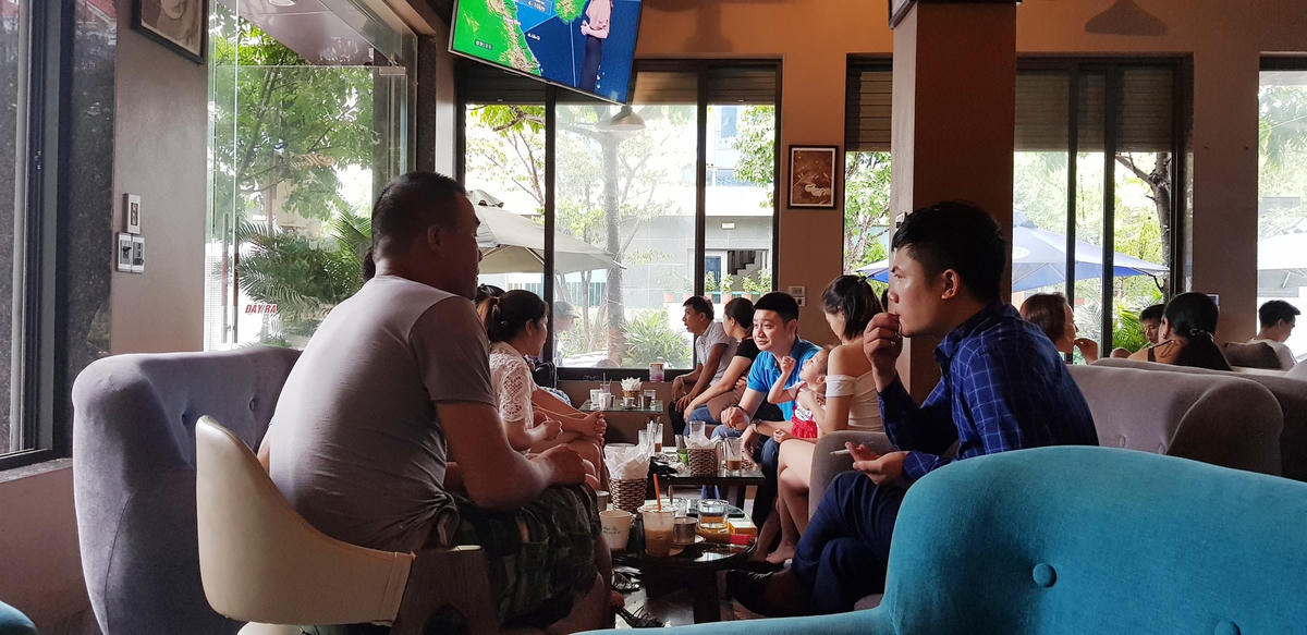 Các quán cà phê vẫn đông nghẹt khách và không một ai đeo khẩu trang.