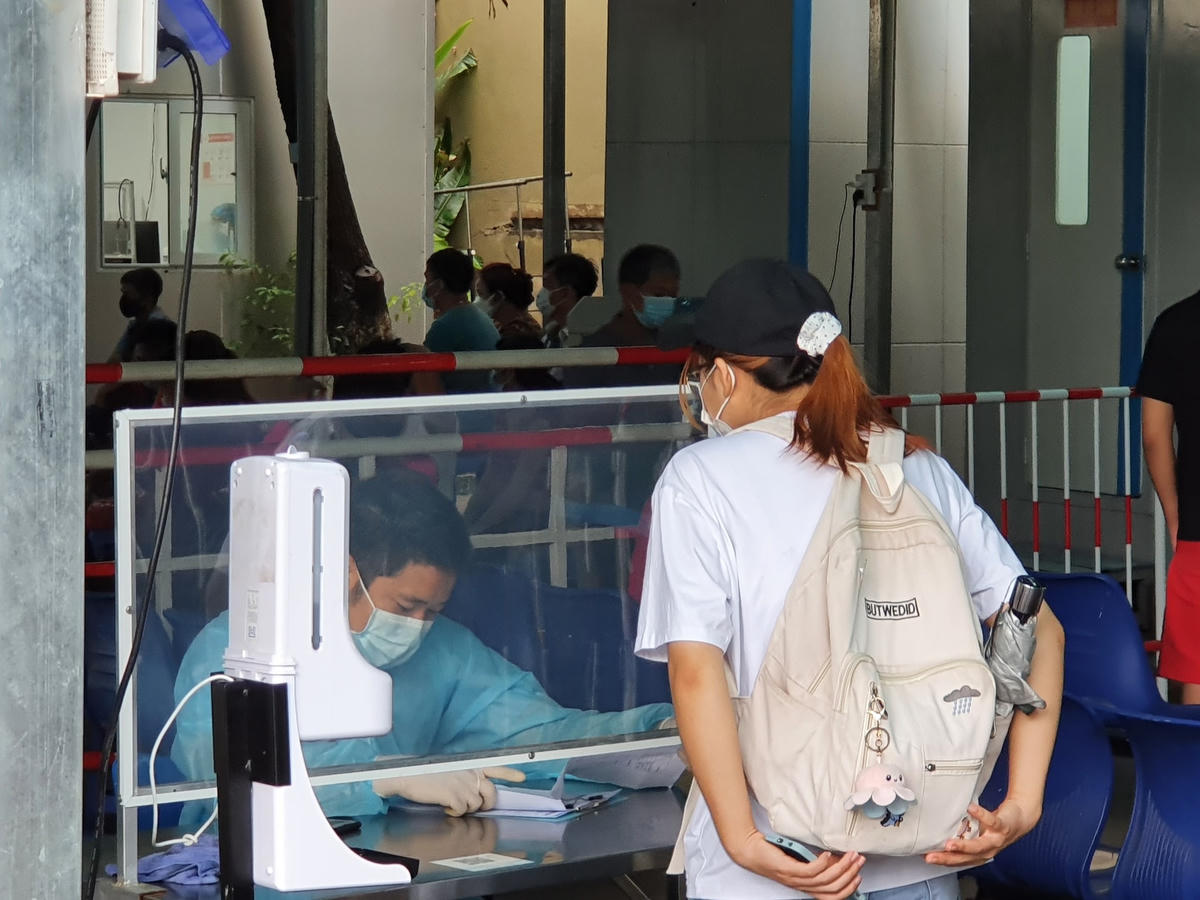 Người dân phải thực hiện khai báo y tế ngay trước cổng ra vào.