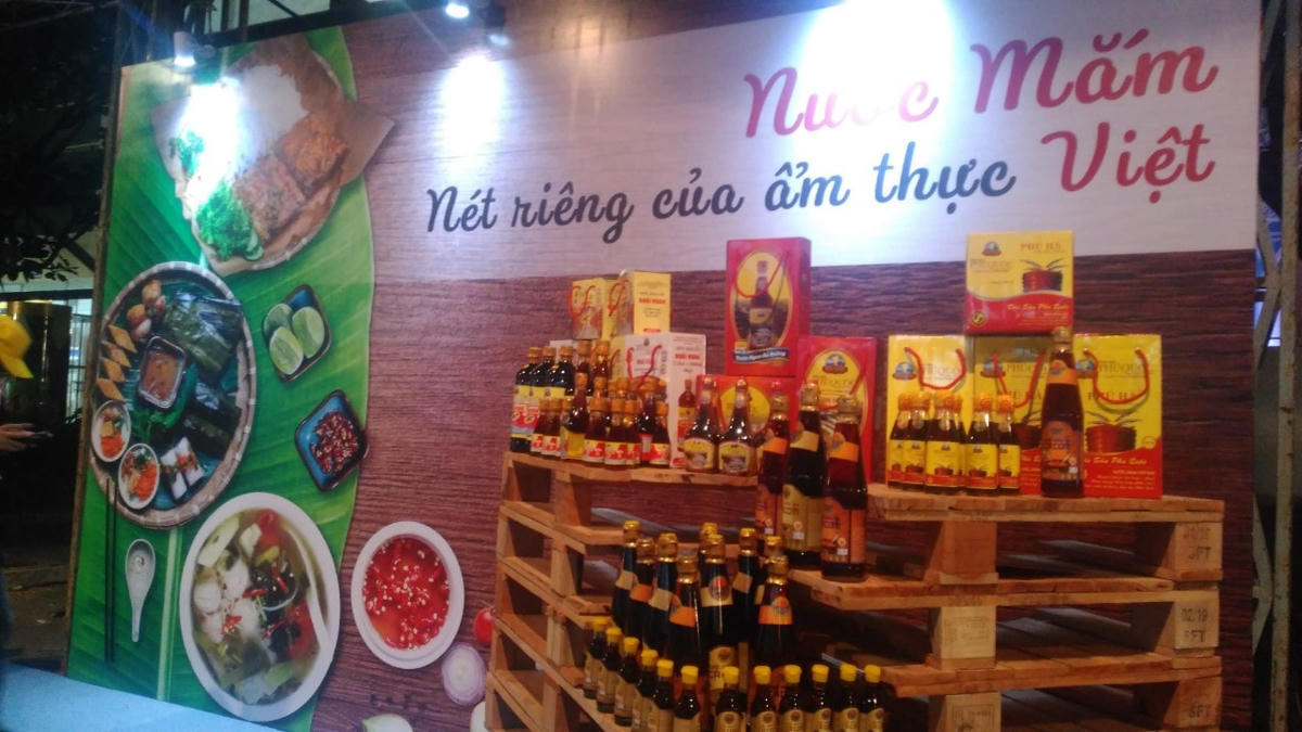 Nước mắm - gia vị chấm đặc trưng của Việt Nam.