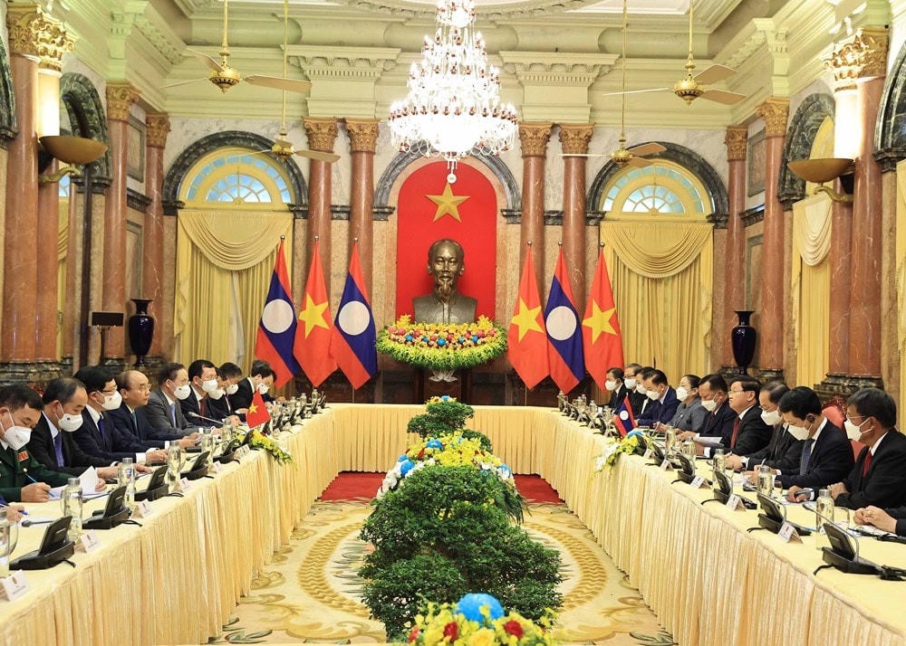 Chủ tịch nước Nguyễn Xuân Phúc hội kiến Tổng Bí thư, Chủ tịch nước Lào Thongloun Sisoulith. (Ảnh: Thống Nhất/TTXVN).