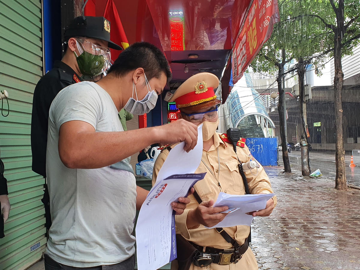 Một trường hợp không xuất trình được các giấy tờ theo quy định đang bị lực lượng chức năng nhắc nhở.