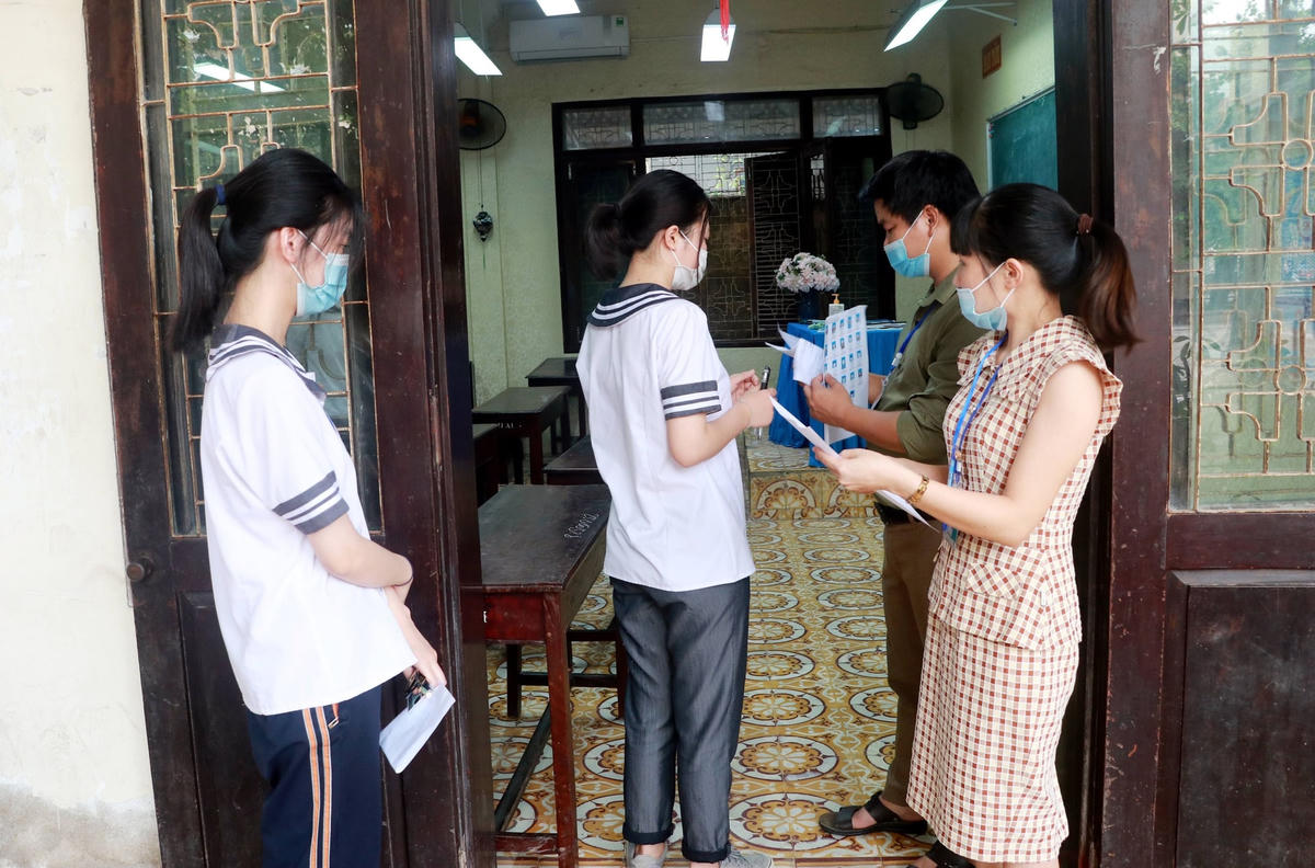 Thí sinh làm thủ tục vào phòng thi