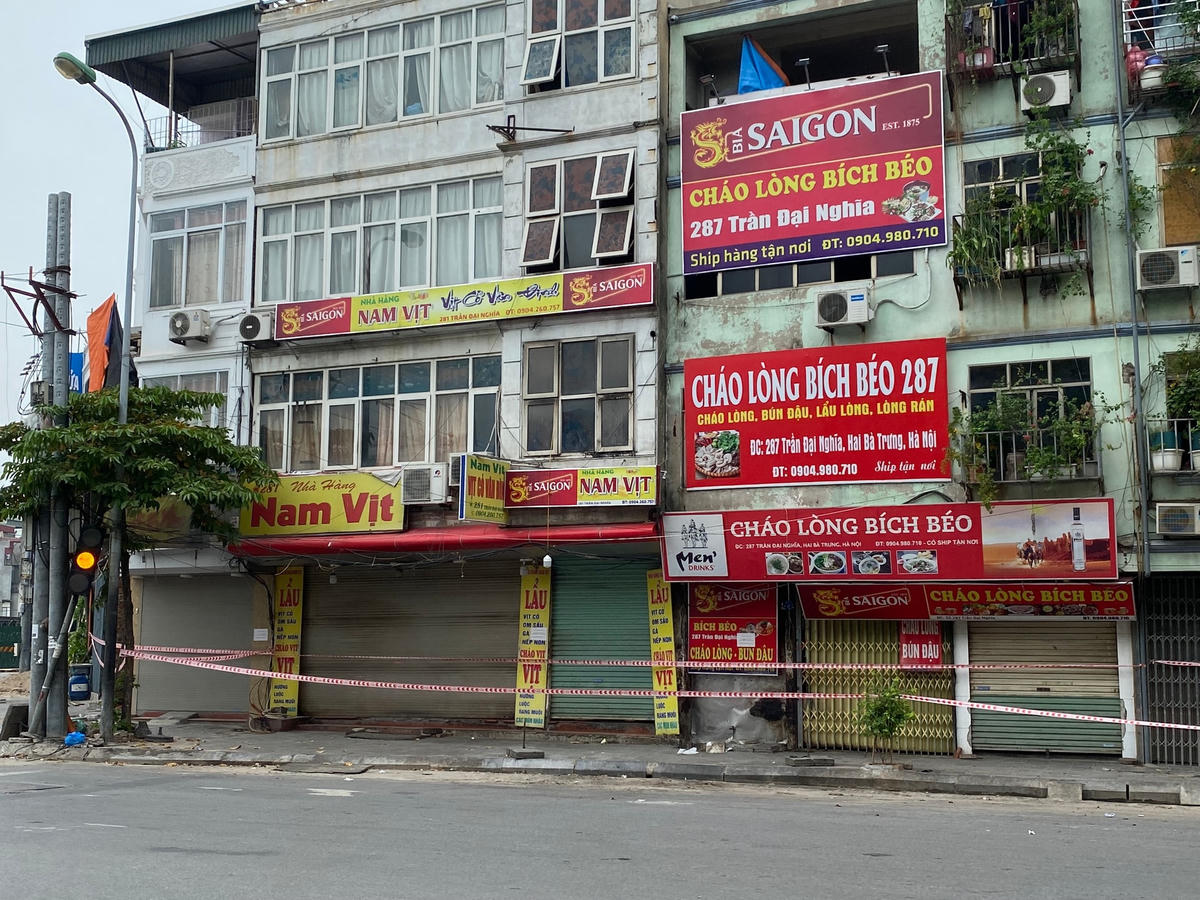 Tất cả các số nhà nằm trong khu vực cách ly y tế tạm thời đều được chăng dây. Ảnh: L.A.