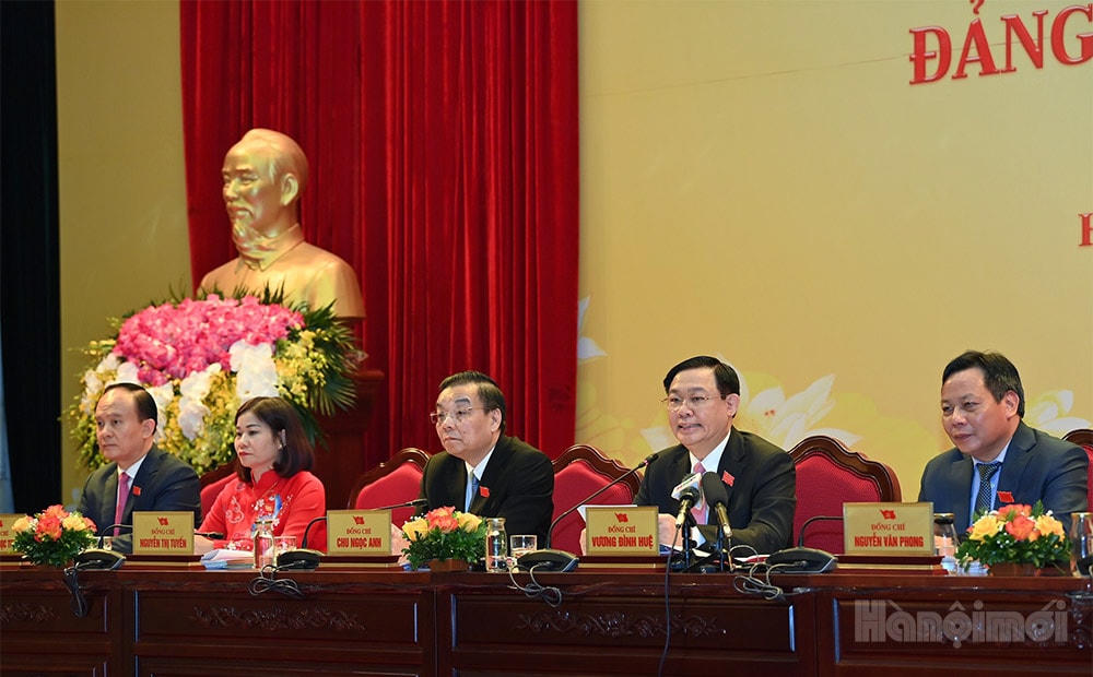 Thường trực Thành ủy tại họp báo.