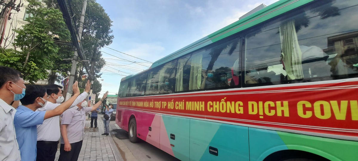 Đoàn xe đưa 50 y bác sĩ Thanh Hoá lên đường chi viện cho TP HCM và tỉnh Bình Dương.
