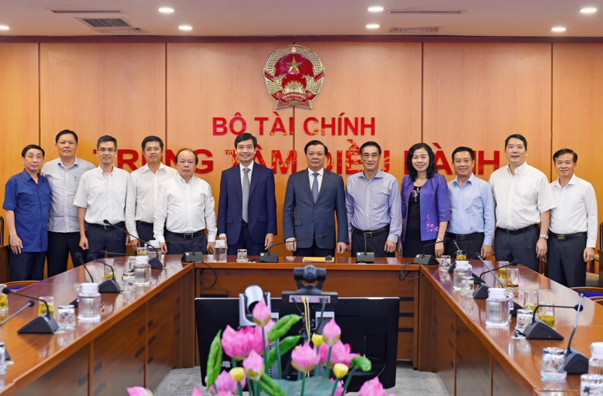 Lãnh đạo Bộ Tài chính chúc mừng ông Tạ Anh Tuấn.
