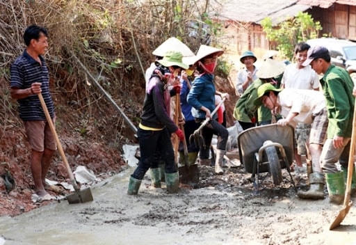 Làm đường giao thông nông thôn xây dựng nông thôn mới ở Sơn La.