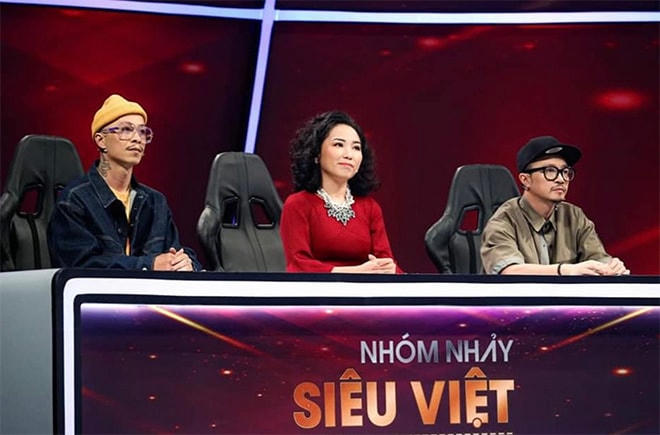 Biên đạo múa Tuyết Minh làm giám khảo Cuộc thi nhóm nhảy siêu Việt.  