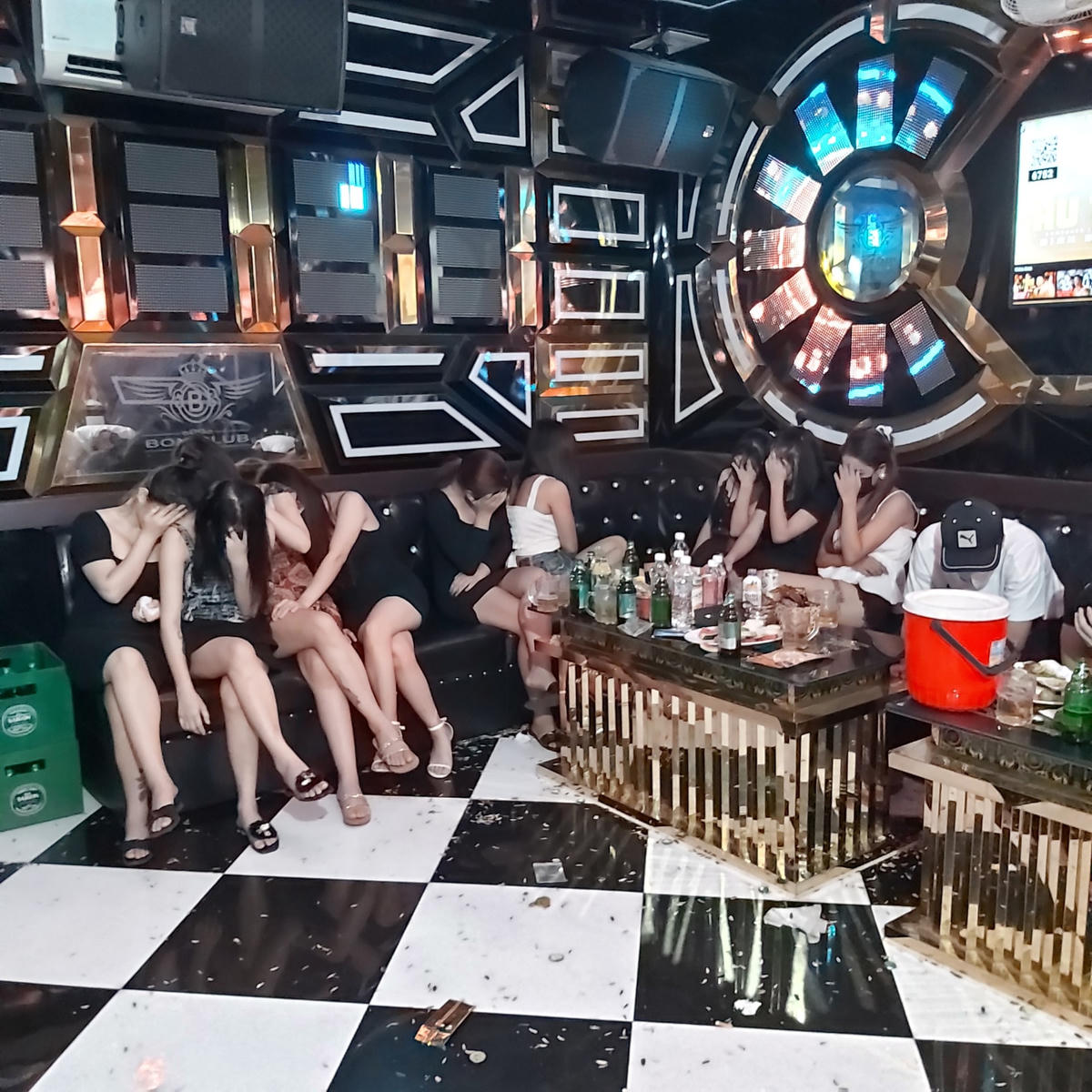 Cơ quan chức năng lập biên bản vi phạm tại một cơ sở kinh doanh dịch vụ karaoke tại huyện Cẩm Giàng, tỉnh Hải Dương.