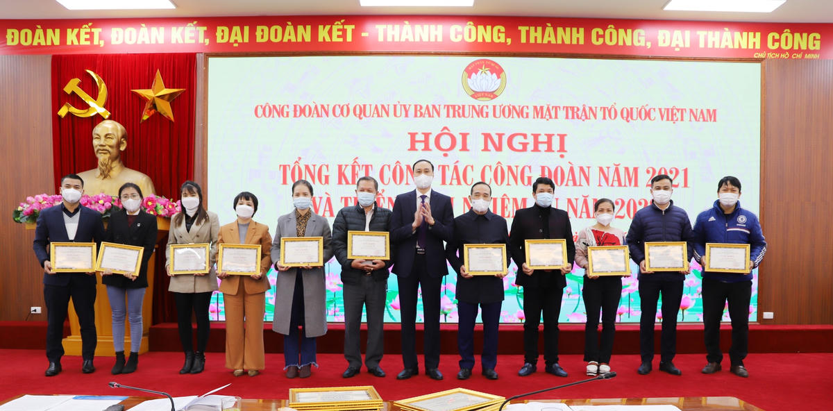 Phó Chủ tịch Phùng Khánh Tài trao Bằng khen cho các cá nhân có thành tích xuất sắc trong công tác Công đoàn cơ quan năm 2021.