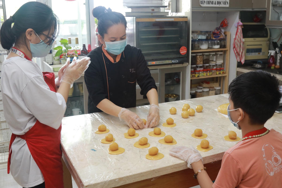 Đồng hành cùng chị còn có cả những em nhỏ với mong muốn góp một phần công sức vào việc làm bánh động viên tinh thần bệnh nhi, y, bác sĩ, tình nguyện viên đang căng minh chống dịch. Ảnh:NVCC.