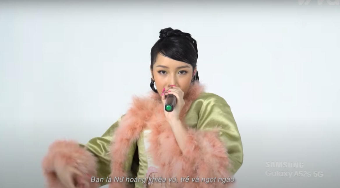 Dù không có mặt tại sân khấu biểu diễn trực tiếp, nhưng Mỹ Anh vẫn khiến cả khán phòng phải nhún nhẩy theo màn bắn Ráp đầy lôi cuốn.