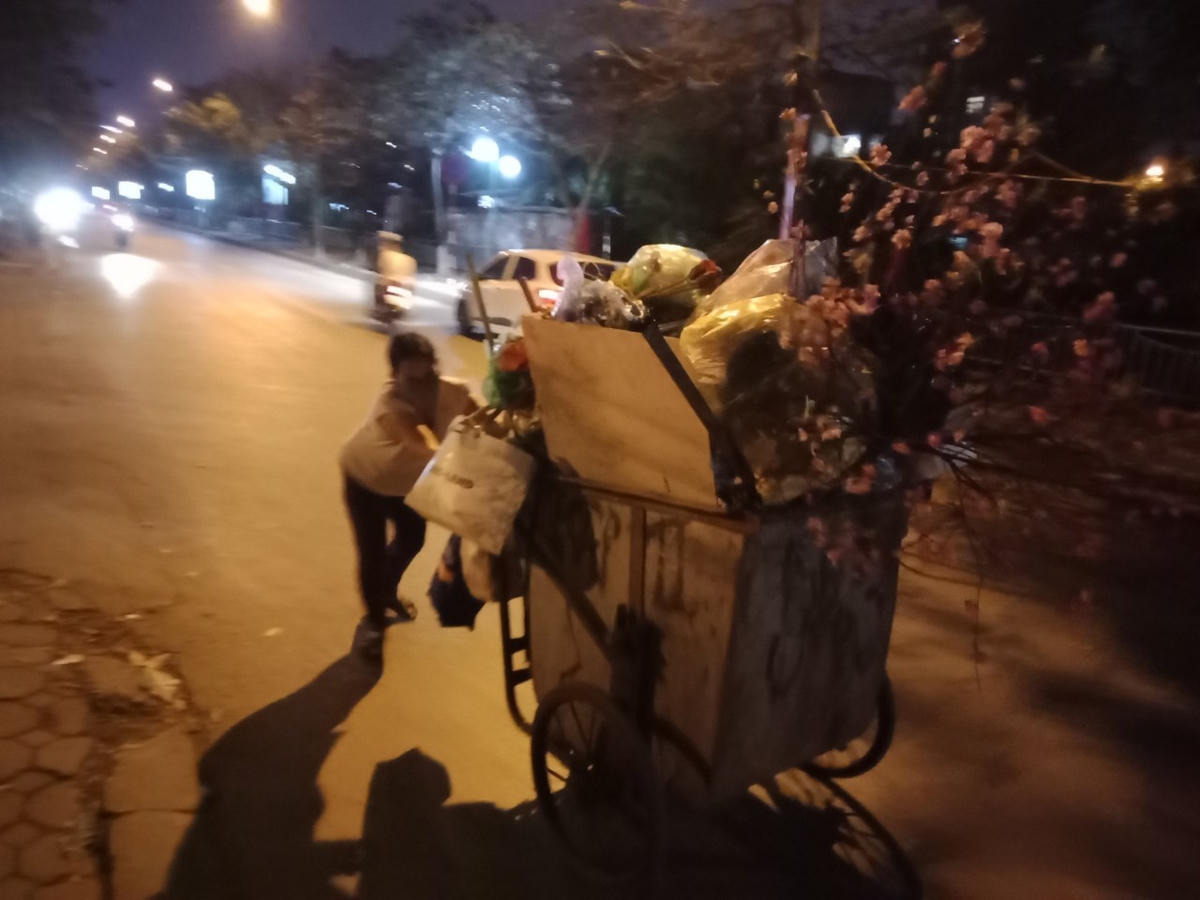 Xe rác cao hơn người.