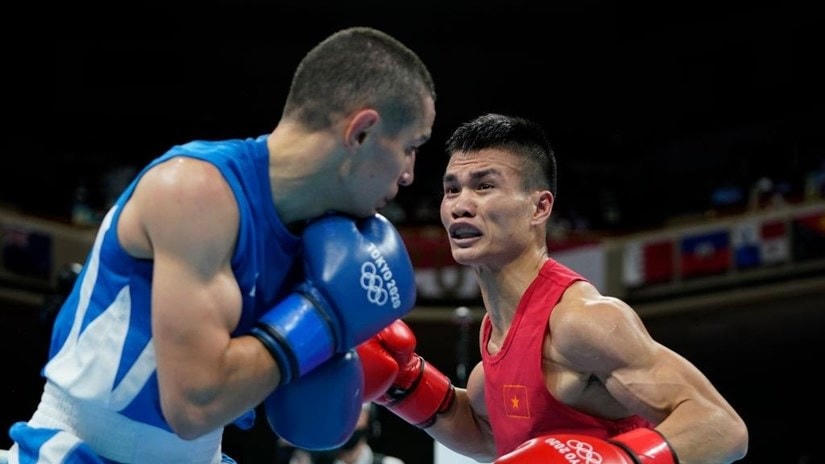 Nguyễn Văn Đương chia tay Olympic Tokyo 2020 với một chiến thắng đầu tiên trước tay đấm người Azerbaijan. (Ảnh: Getty Images).