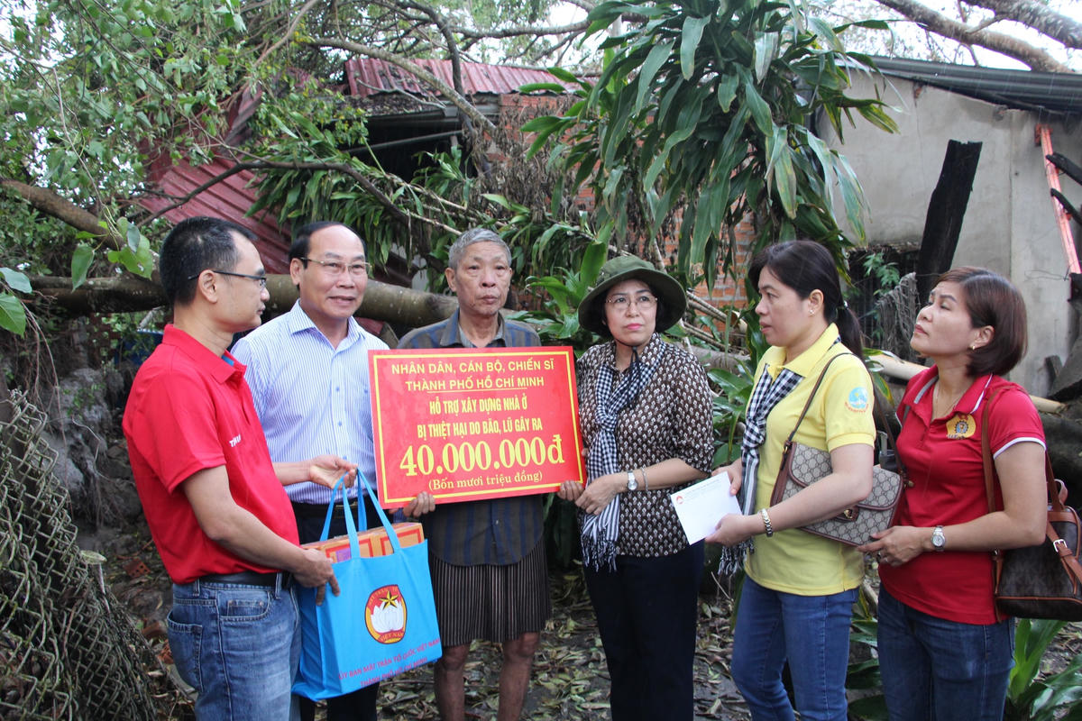 Ông Võ Xuân Ca thăm và trao hỗ trợ bà con huyện Núi Thành.
