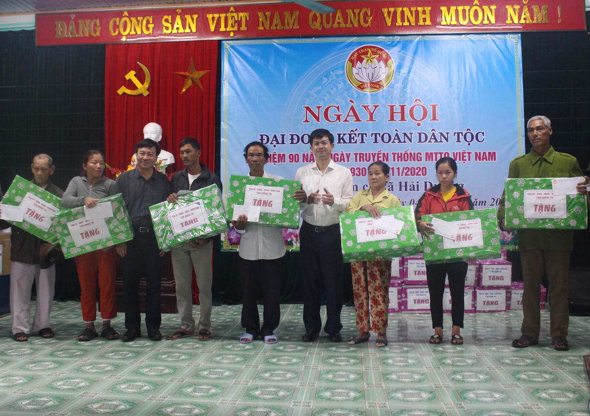 Bí thư Tỉnh ủy Lê Quang Tùng, Chủ tịch Ủy ban MTTQ Việt Nam tỉnh Quảng Trị Đào Mạnh Hùng tặng quà cho người dân có hoàn cảnh khó khăn tại xã Hải Dương.