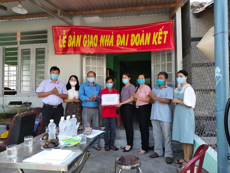  Ủy ban MTTQ Việt Nam TP Tuy Hòa, bàn giao nhà Đại đoàn kết cho hộ nghèo.