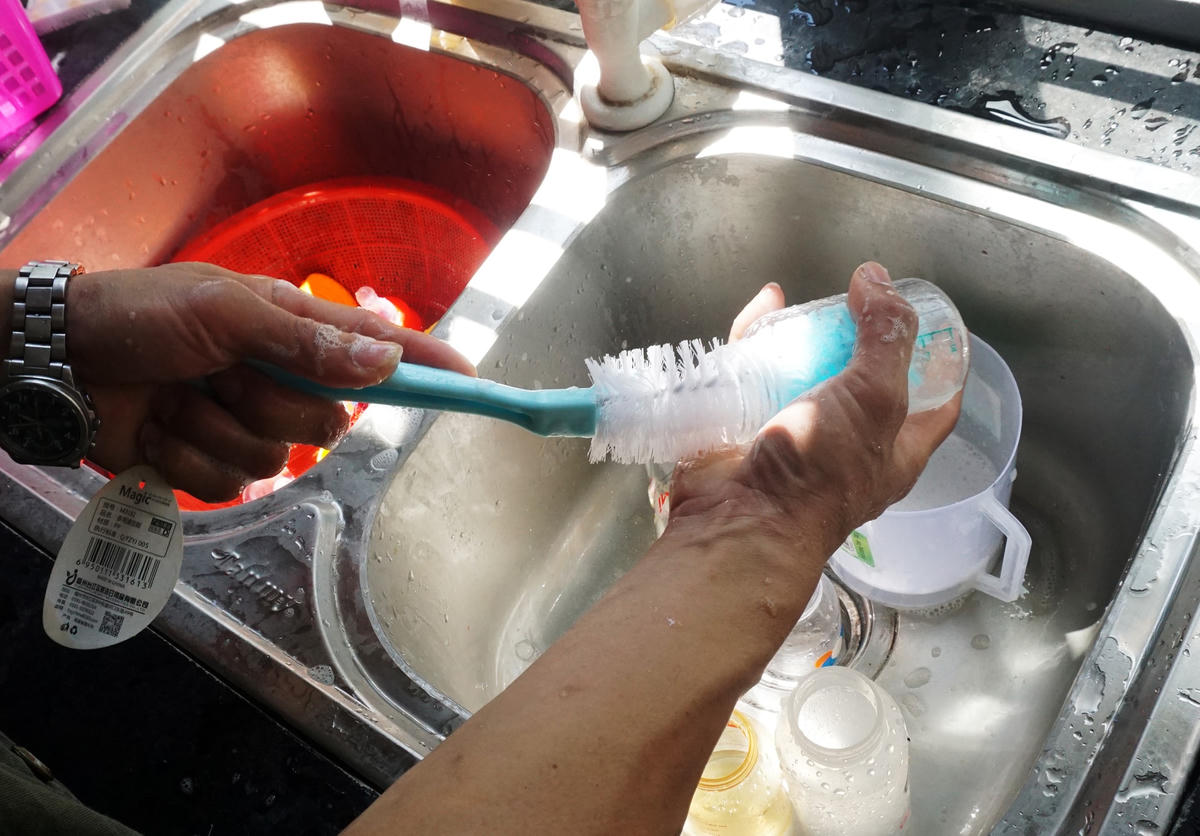 Thậm chí, những bình sữa sau khi dùng được lau chùi cẩn thận, lau khô để dùng tiếp cho những lần sau.