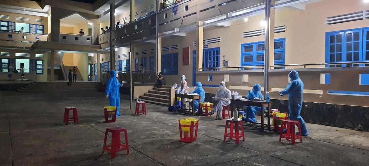 Ngành y tế huyện Phước Sơn lấy mẫu xét nghiệm Covid-19.