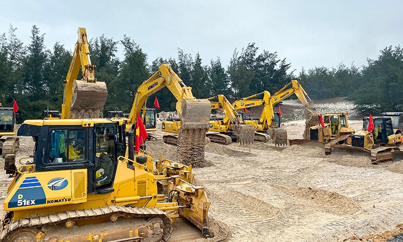Lực lượng xe máy của Tập đoàn Trường Thịnh khởi công những phần việc đầu tiên.