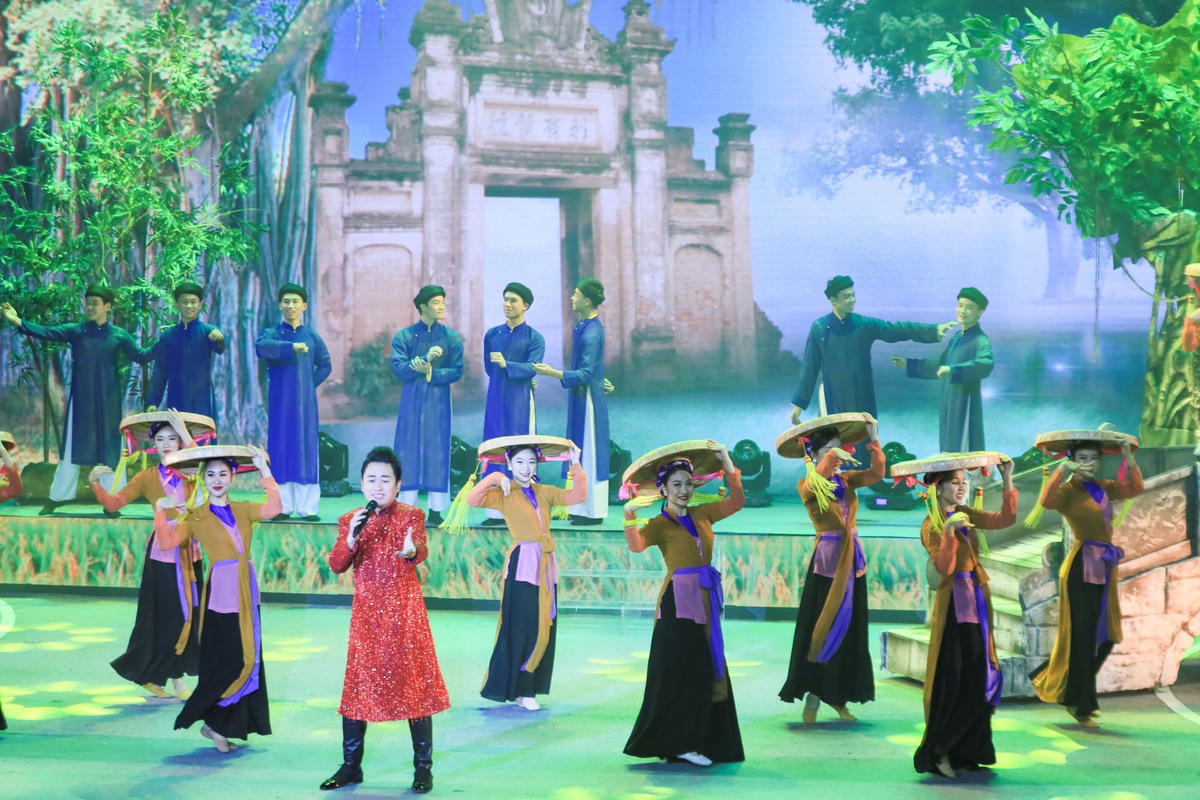 Các tiết mục biểu diễn văn nghệ.