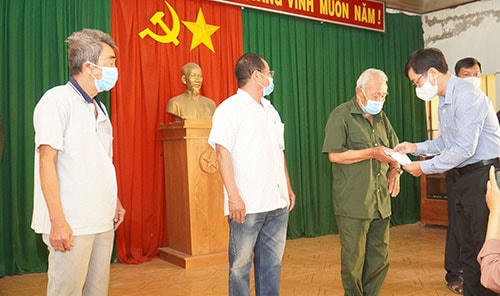 Trao quà cho các gia đình chính sách, hội người cao tuổi, do ảnh hưởng dịch Covid-19.