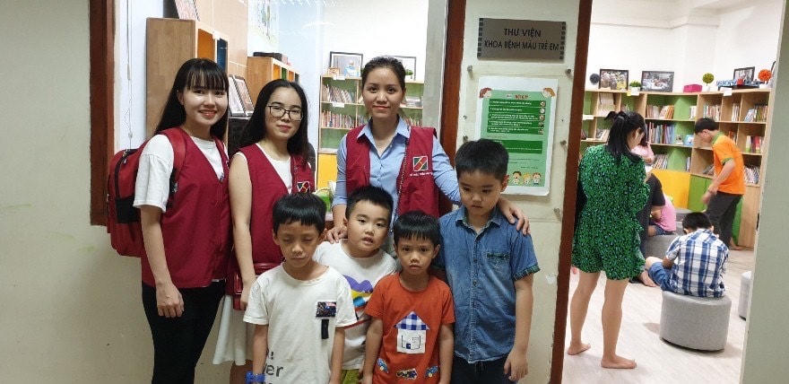 Nguyễn Thị Nhung (đầu tiên từ trái sang) luôn hăng hái tham gia hoạt động thiện nguyện.